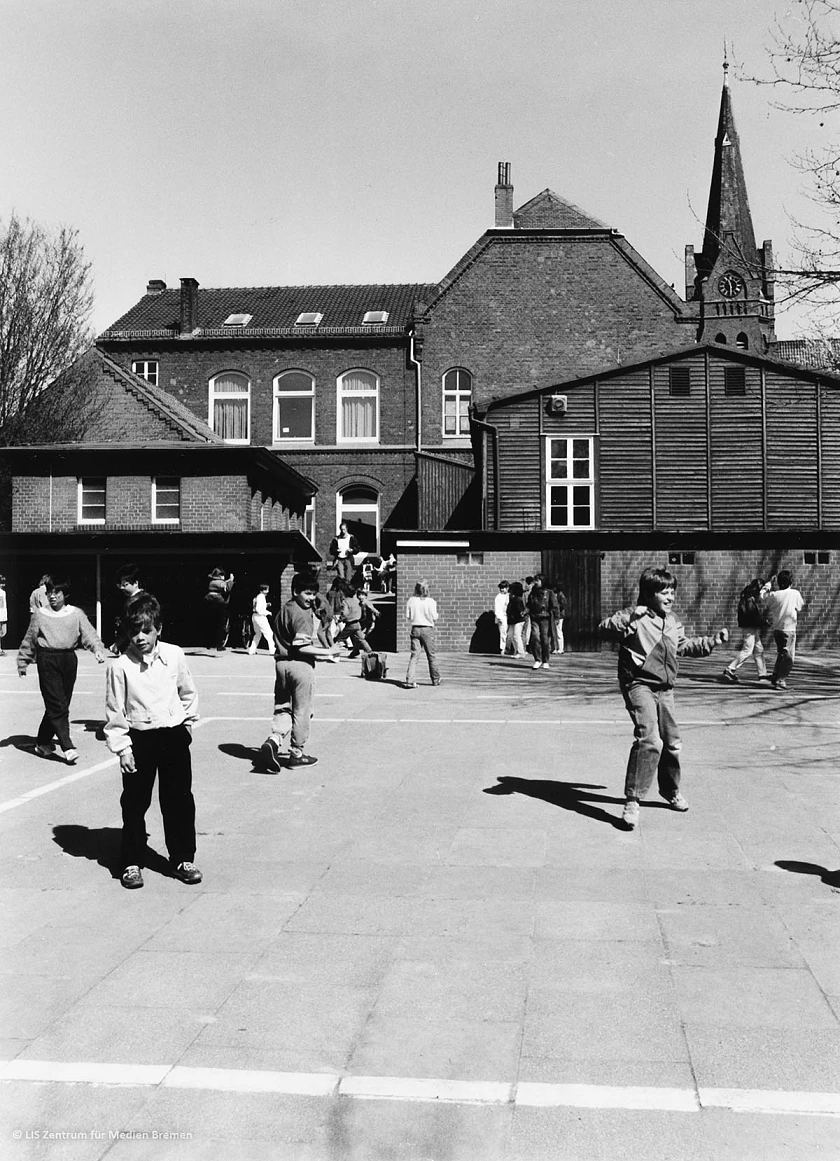 1987 - Schulhof der Grundschule