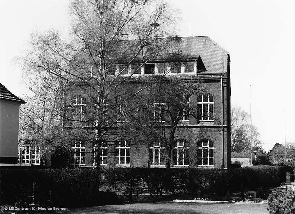 1987 - Hauptgeb&auml;ude der Grundschule Kirchhuchting