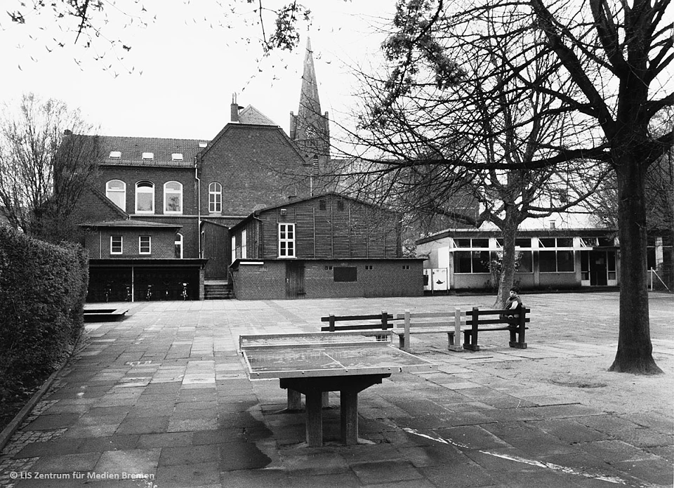 1992 - Schulhof der Grundschule Kirchhuchting