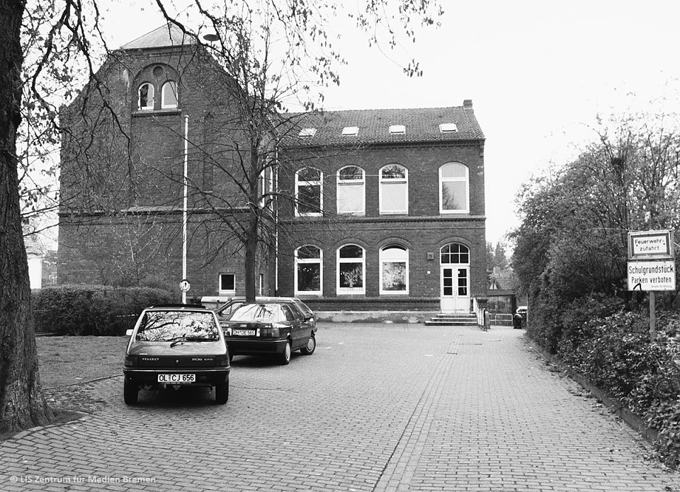 1992 - Hauptgeb&auml;ude der Grundschule Kirchhuchting.