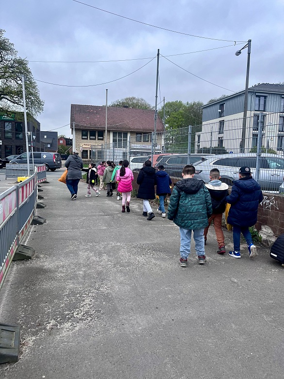 Gruppe sammelt Müll