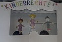 Auf dem Bild ist ein Stabpuppen Theater mit der Überschrift Kinderrechte zu sehen