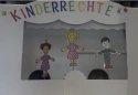 Auf dem Bild ist ein Stabpuppen Theater mit der Überschrift Kinderrechte zu sehen