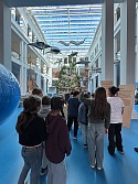 Ein Schulklasse im Museum 