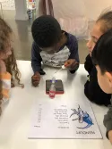 Kinder beim experimentieren